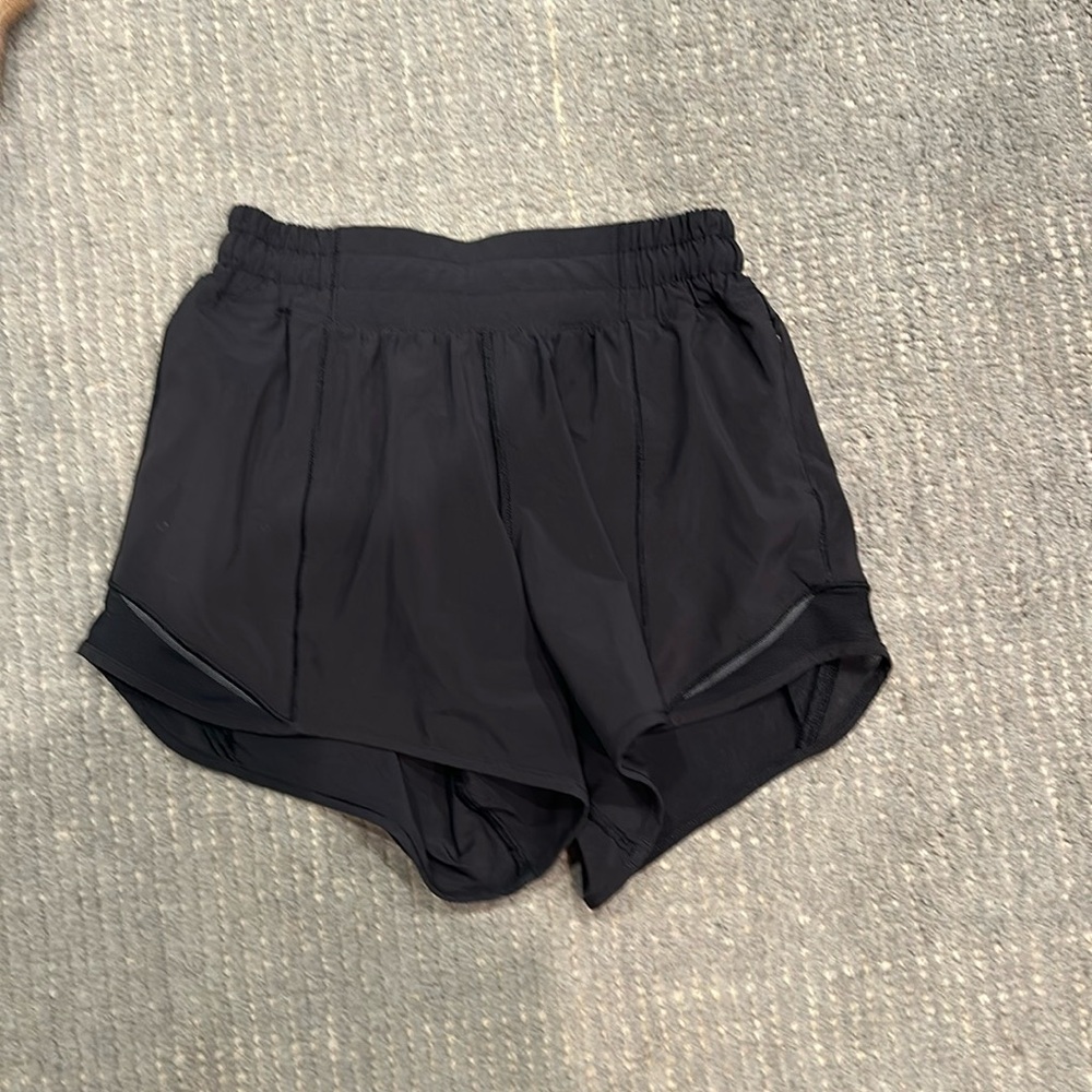 Lululemon hotty hot shorts (4 in)